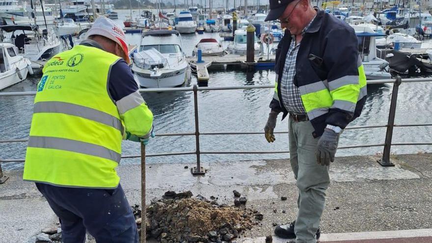 Portos repara la fuga de agua que se produjo en el carril bici del muelle de Cangas