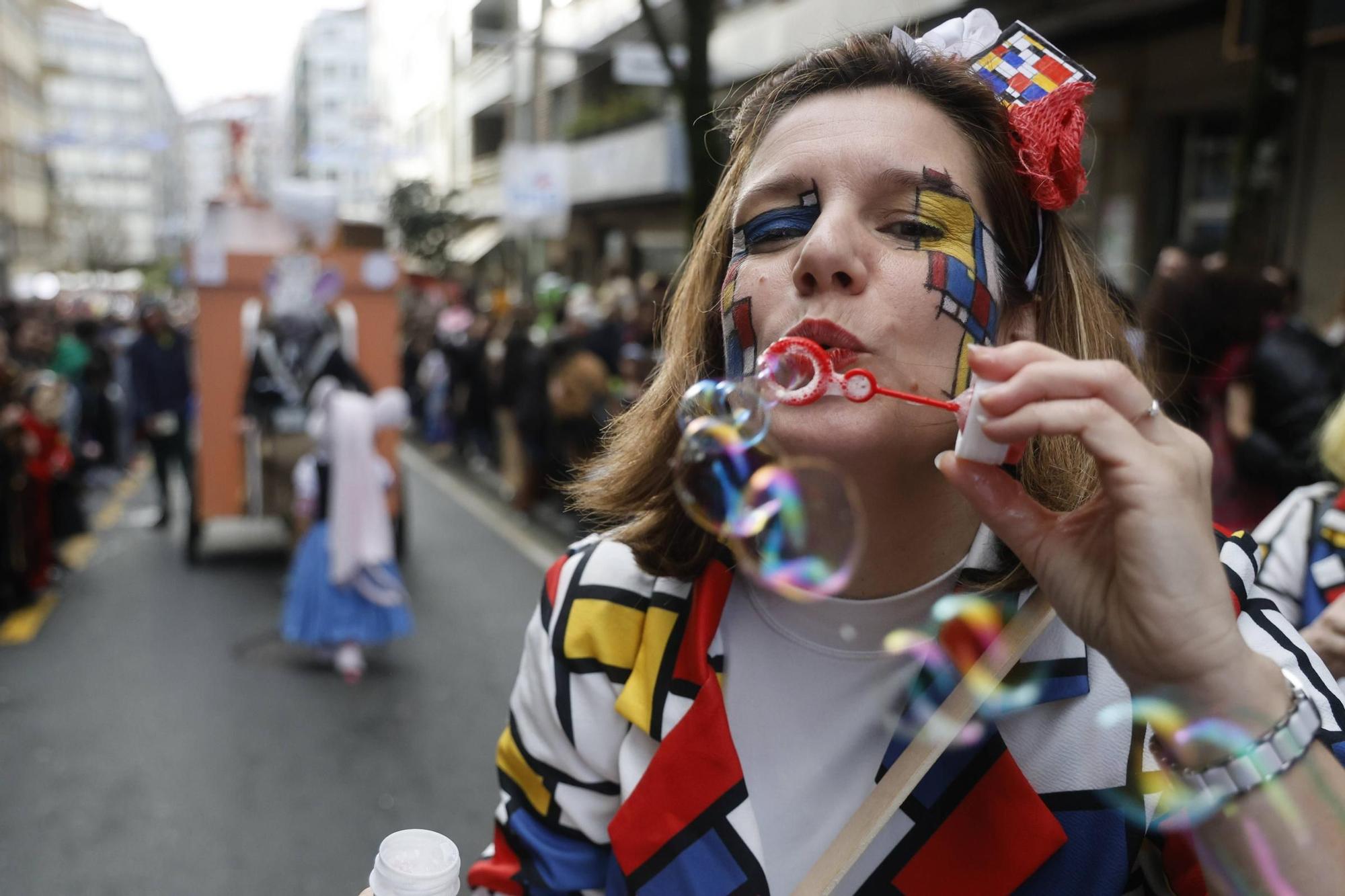 Santiago disfruta del tradicional desfile de martes de Entroido