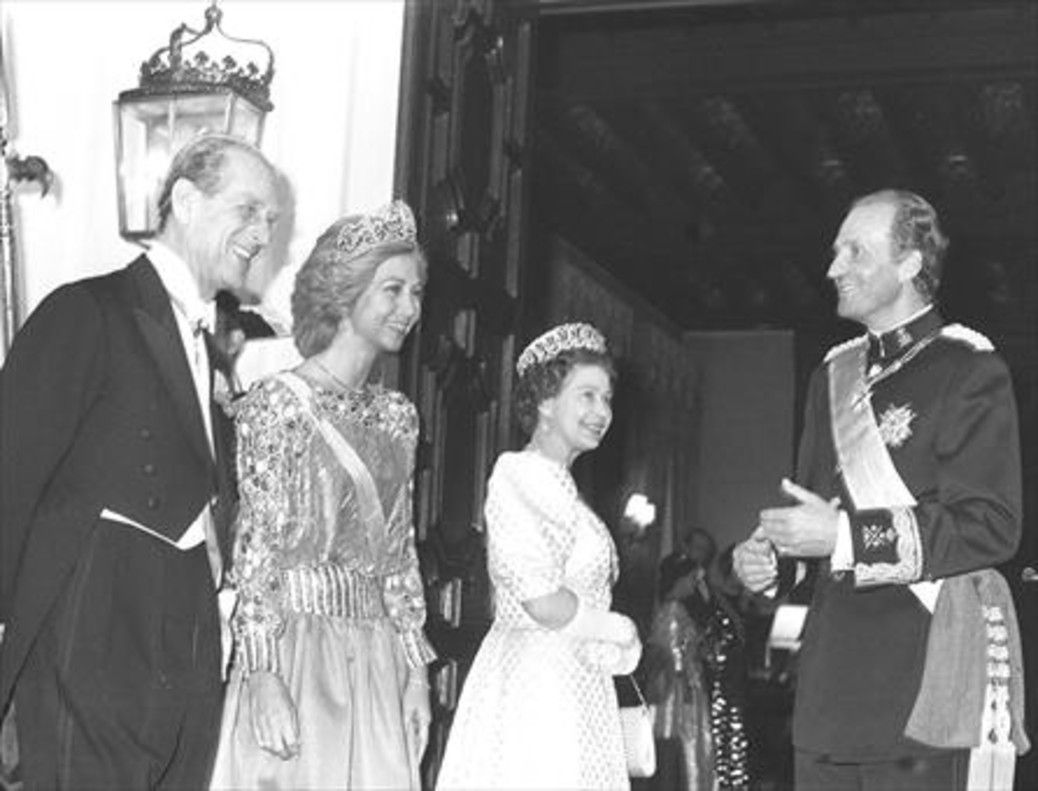 Juan Carlos y Sofía, con Isabel II y Felipe de Edimburgo, en 1986, en Londres.