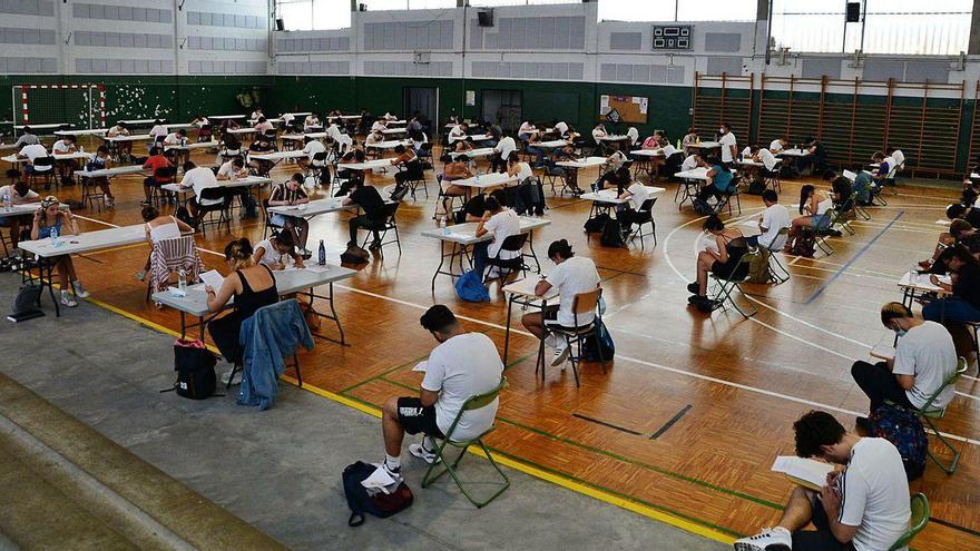 Alumnas y alumnos de varios institutos de la comarca, ayer, durante las pruebas de evaluación en el pabellón de Rodeira.