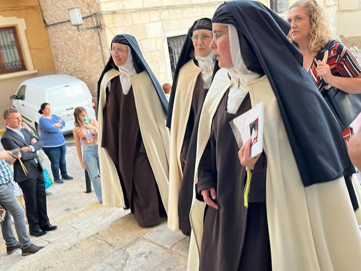 Las monjas a su llegada a la iglesia de Bocairent.