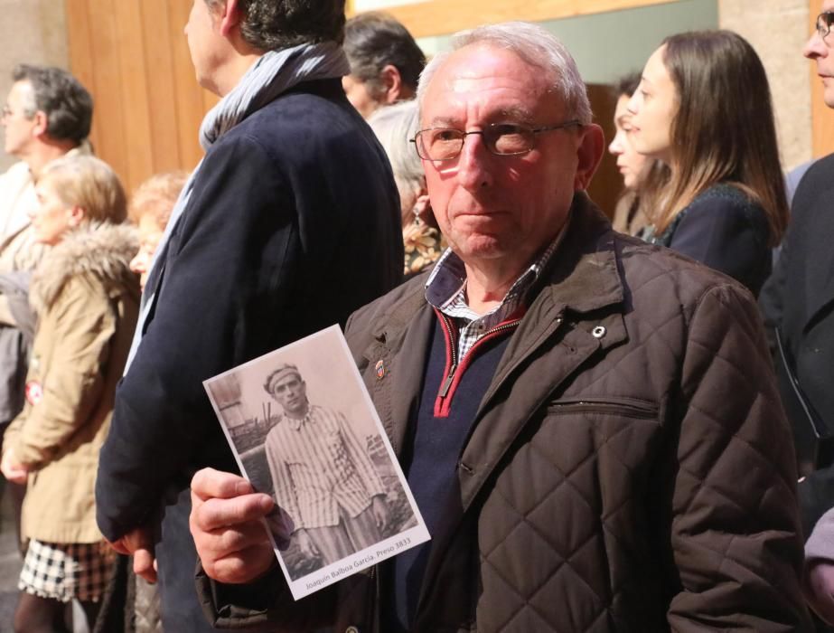 El alcalde Xulio Ferreiro, el escritor Manuel Rivas o el expresidente de la Real Academia Galega, Xesús Alonso Montero, han estado presentes en el acto.