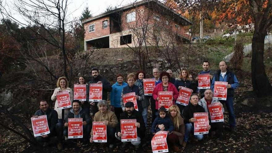 Artistas y organizadores del concierto, ayer, junto a la casa quemada de Victoria y Noemí. // Ricardo Grobas