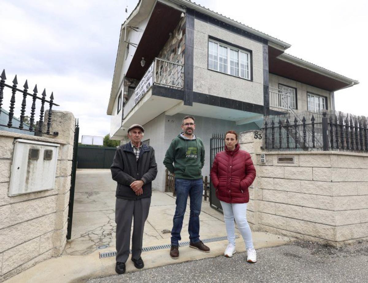 José Manuel Muiños, María del Carmen Couso y  una de sus hijas, ante su propiedad perjudicada por el PIA. | GUSTAVO SANTOS