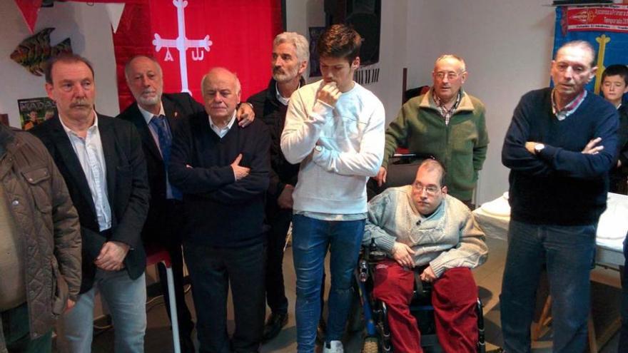 Meré, en el centro, junto a Cundi, José María Suárez Braña, Fernando Fueyo, Redondo, Quini y miembros de la peña Valles del Esva, durante la inauguración celebrada ayer en el hogar del pensionista de Trevías.