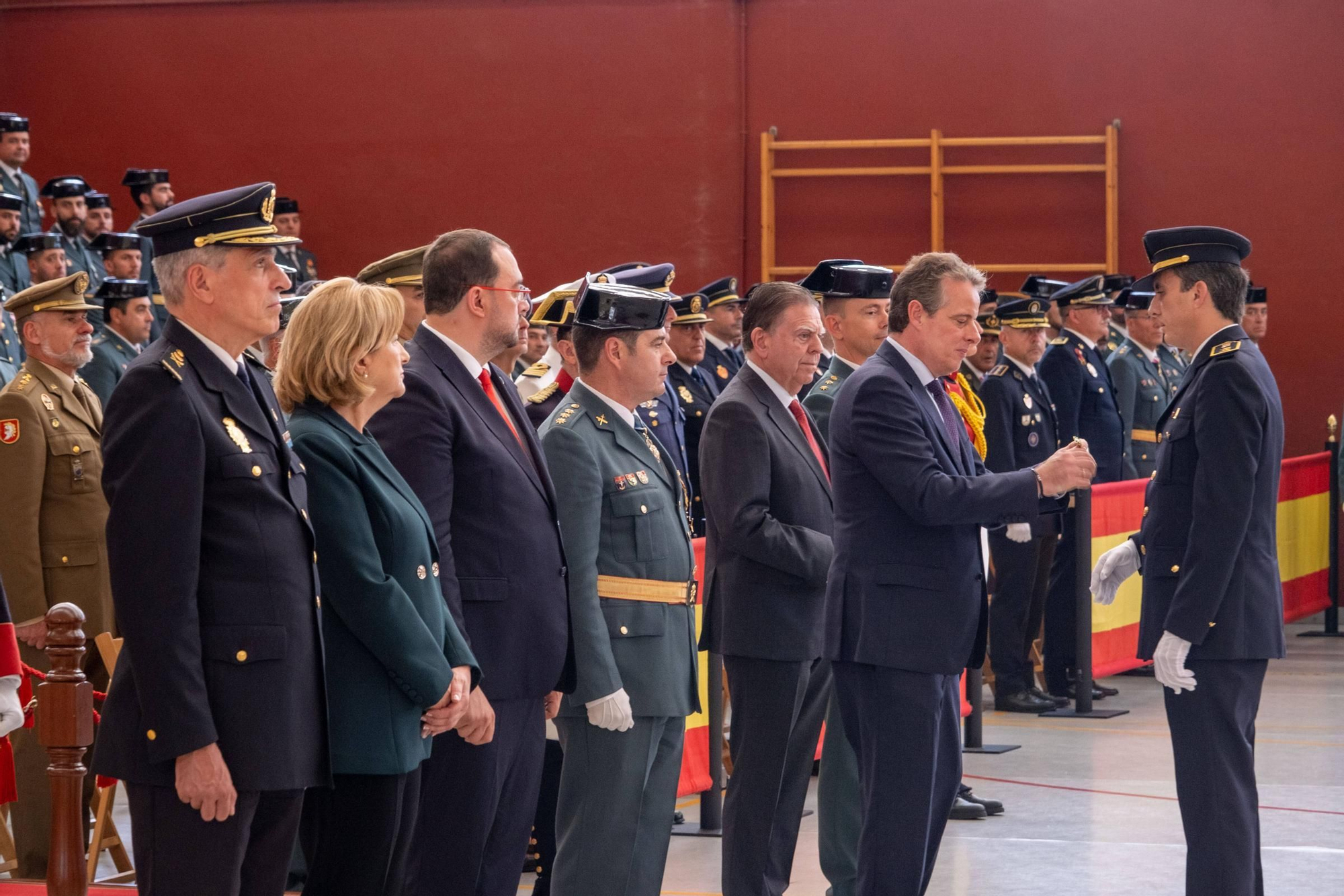 EN IMÁGENES: Así fueron los actos en Oviedo del 179 aniversario de la Guardia Civil