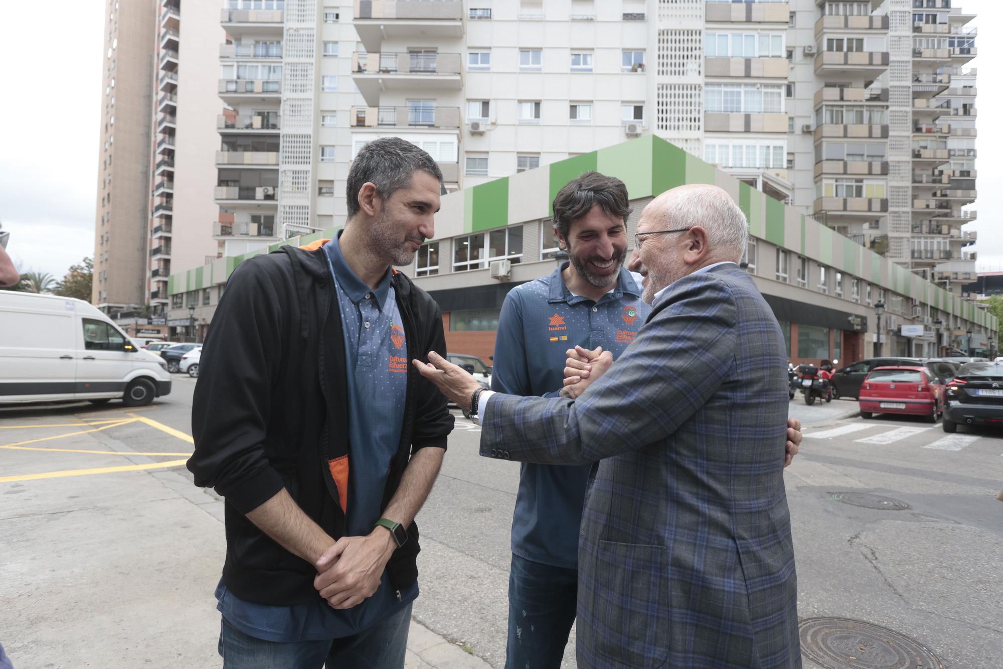 Mesa de cuestación contra el cáncer con Valencia Basket, Juan Roig y Hortensia Herrero