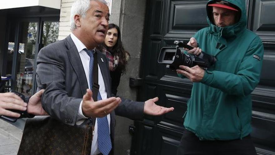 El presidente de la Asociación de Usuarios de Servicios Bancarios (Ausbanc), Luis Pineda (i), a su llegada a la sede de Ausbanc en la calle Marqués Urquijo de Madrid, donde se ha practicado un registro por los agentes de la Policía Nacional, tras haber sido detenido, en la estación de Atocha de Madrid cuando se bajaba del AVE procedente de Sevilla.