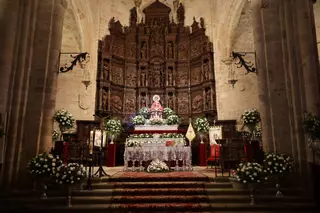 La Virgen de la Montaña lució el primer día del Novenario el manto de terciopelo rojo que le donó el Cimov