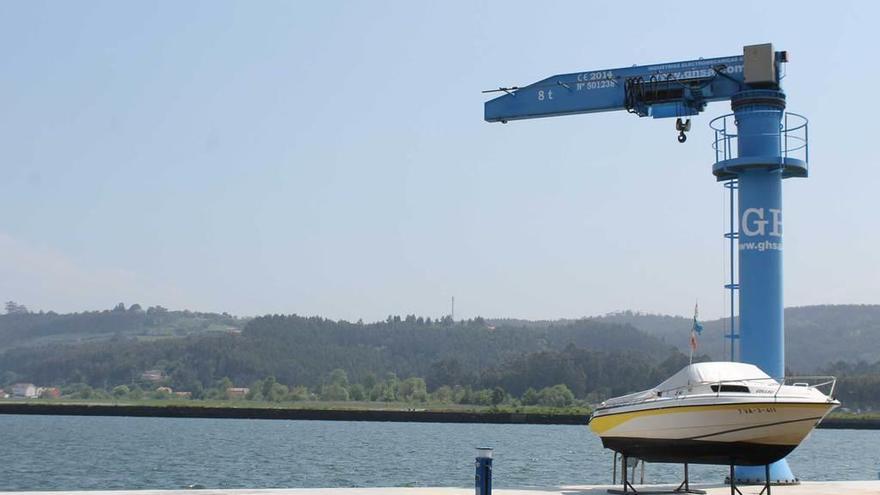 La grúa y la primera embarcación depositada en la marina seca.