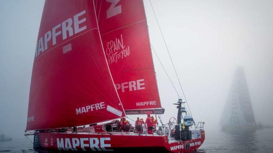 La tripulación del Mapfre, en el podio como ganador de la octava etapa. // María Muiña