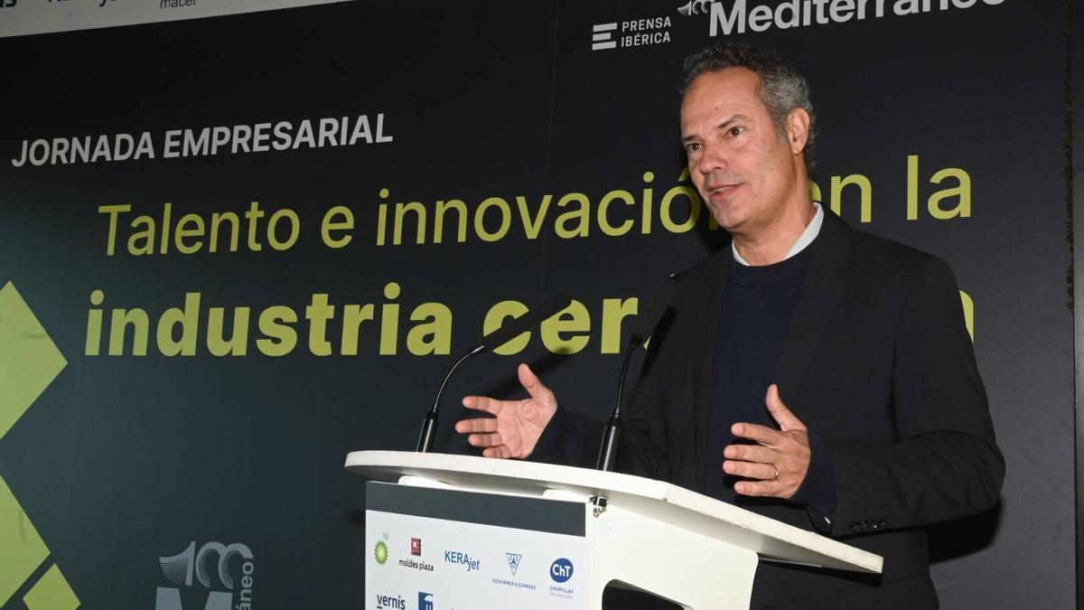 Vicente Sarrablo realizó la ponencia central, en la que detalló la vinculación de cerámica y arquitectura.