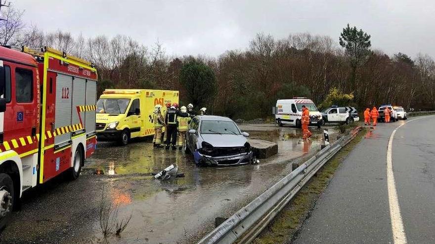 El vehículo accidentado, ayer, al pie de la N-541. // Bernabé