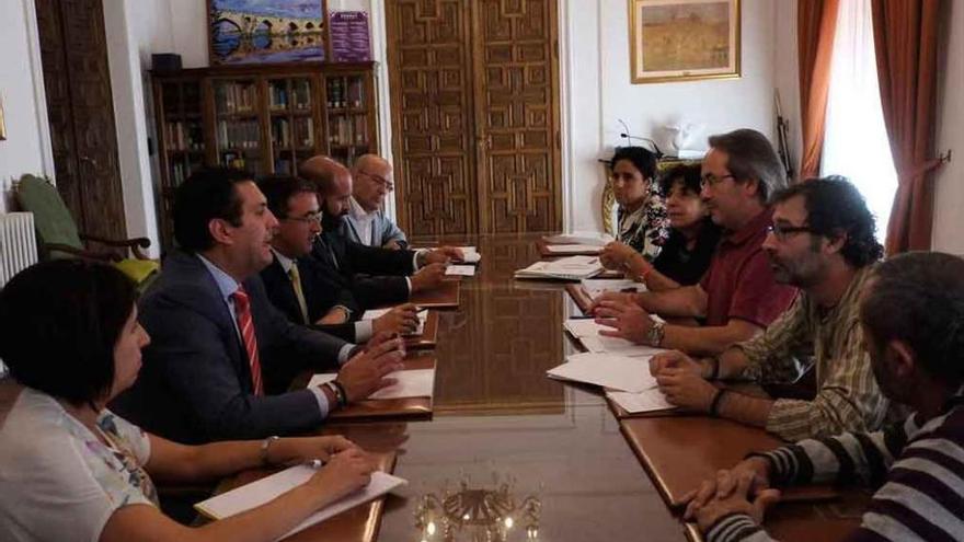 Un momento de la reunión entre la Junta y el Ayuntamiento por el Palacio de Congresos.