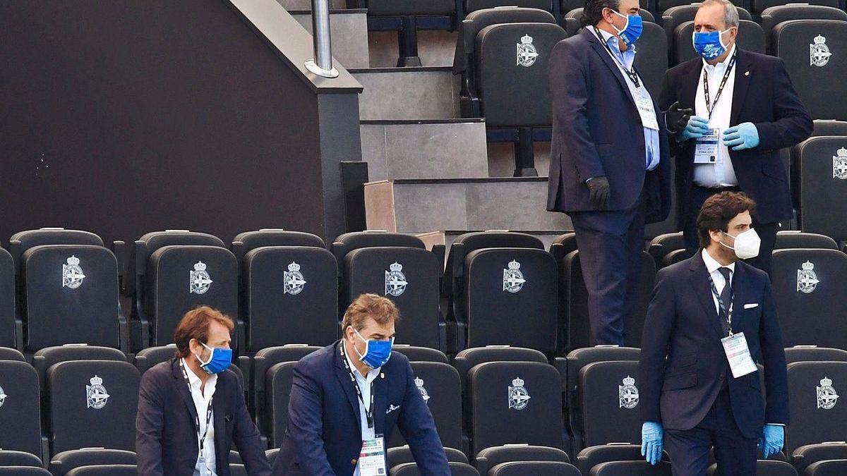 El presidente del Deportivo, Fernando Vidal, abajo en el centro, en el palco de Riazor con varios de sus consejeros.