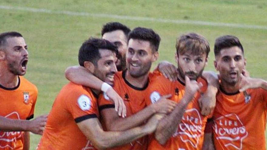 Los jugadores del Atzeneta celebrando uno de sus tantos.