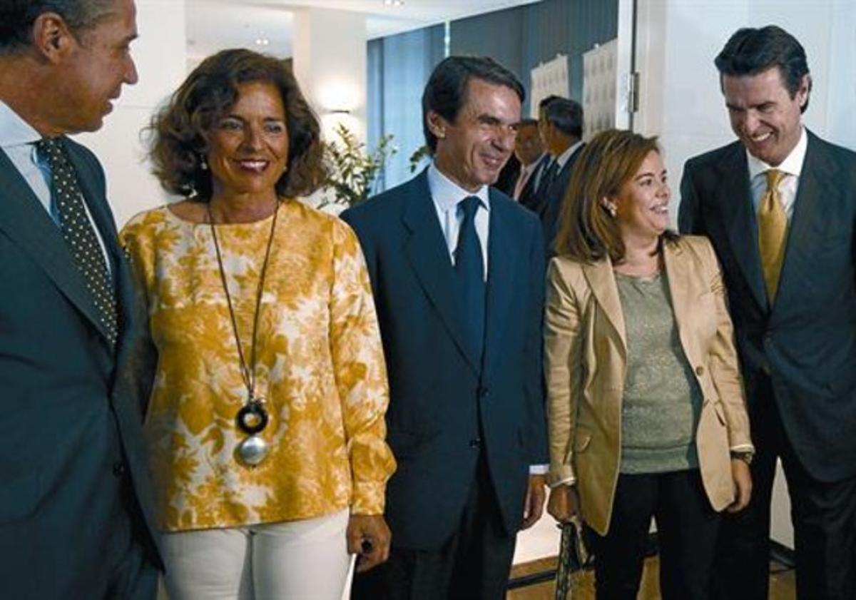 Aznar flanquejat per Botella i Zaplana, i per la vicepresidenta Sáenz de Santamaría i el ministre Soria, ahir.