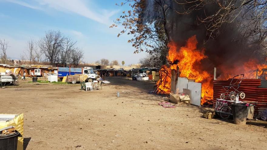 Arde una chabola en un asentamiento rumano a orillas del Guadalquivir
