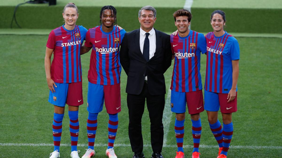 Presentación de la nueva camiseta del Barça 2021-2022. Laporta junto a Ansu Fati, Eric García, Caroline Hansen y Marta Torrejón.