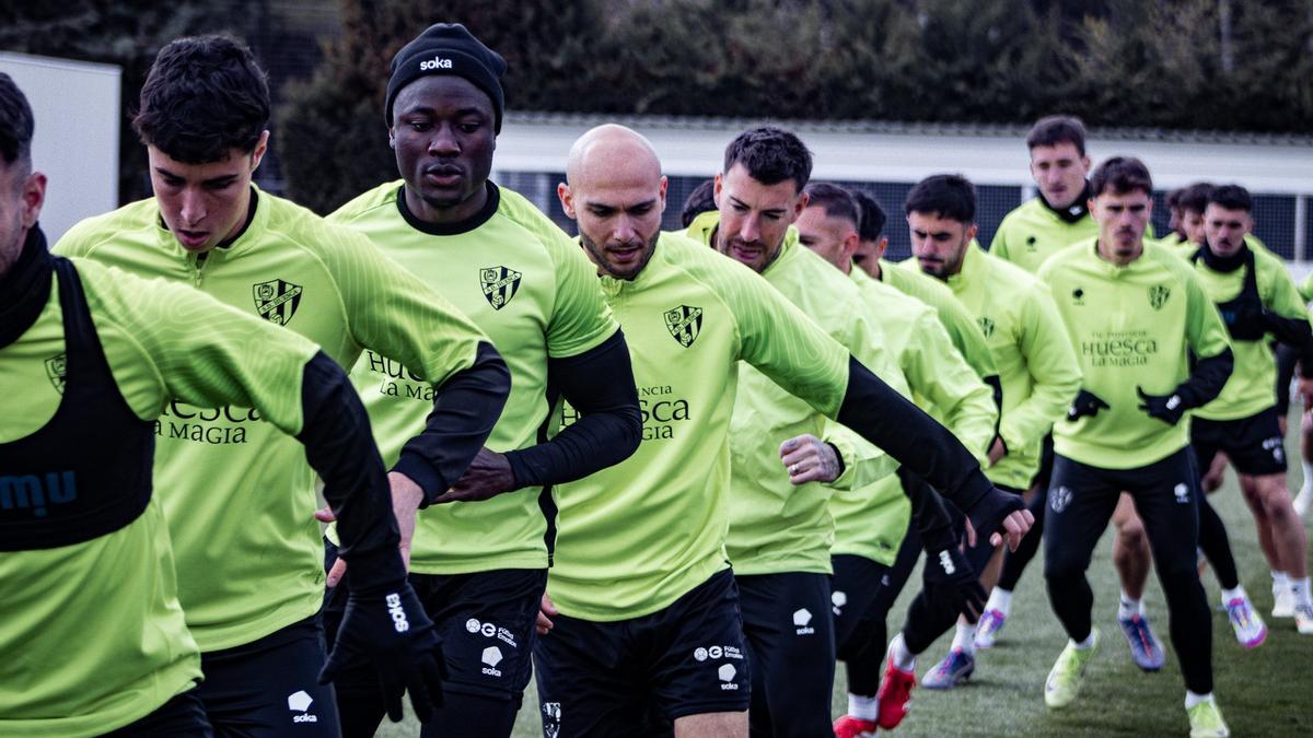 Los jugadores del Huesca, en el último entrenamiento antes de viajar a Eibar.
