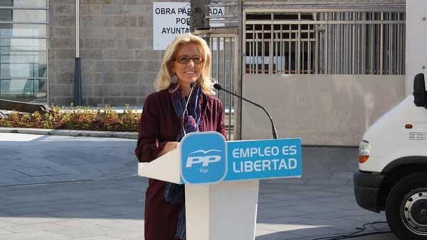 Porro, ayer en la Praza da Estrela, delante del cartel de &quot;Obra paralizada por el Concello&quot; en la nave de El Tinglado.