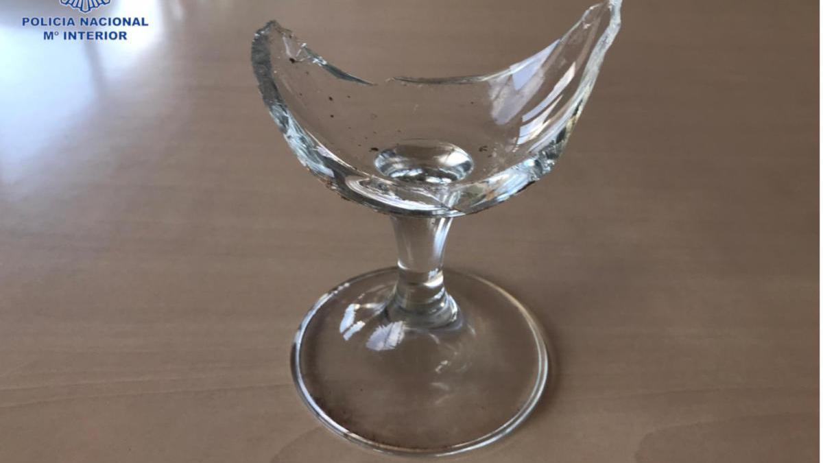 Dieses zersplitterte Glas stellte die Polizei sicher.