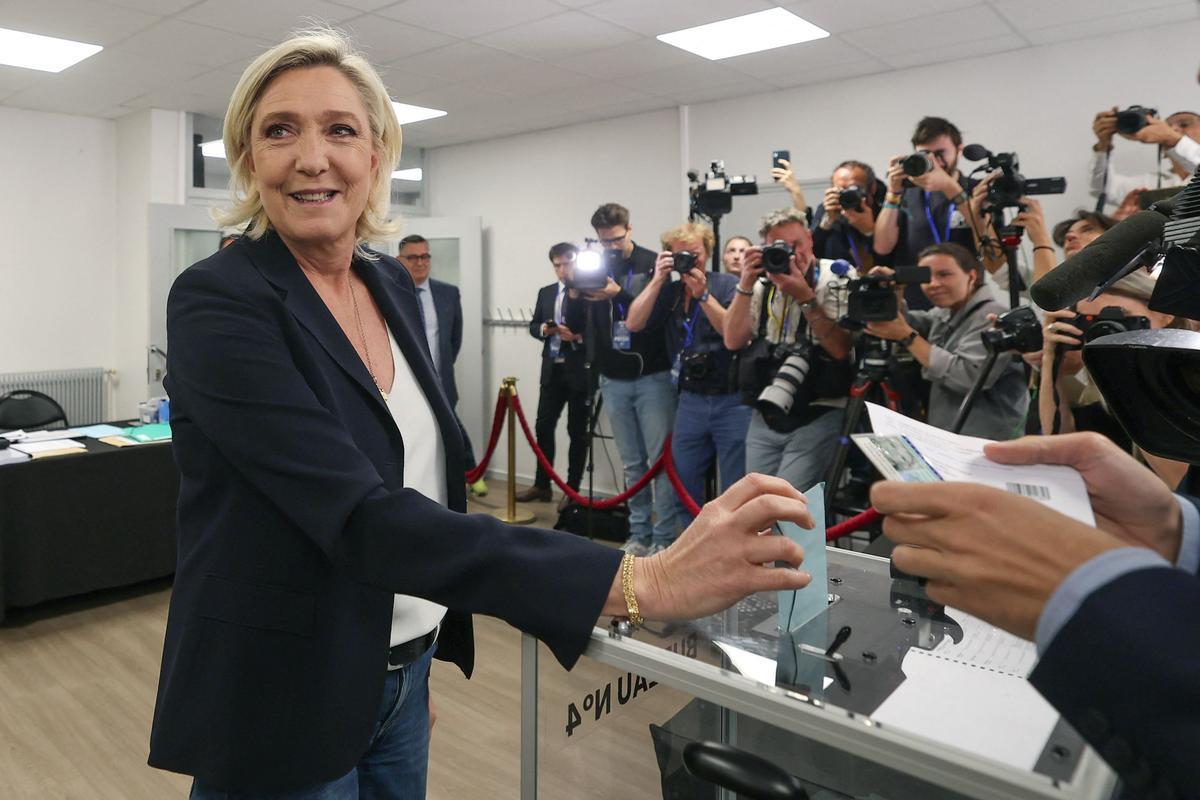 Marine Le Pen, de Reagrupamiento Nacional, vota en la primera vuelta de las elecciones francesas en Henin-Beaumont.