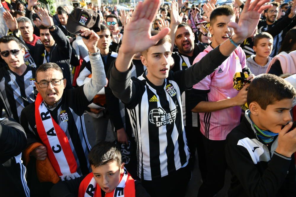 La afición del FC Cartagena despide a los jugadores antes del derbi