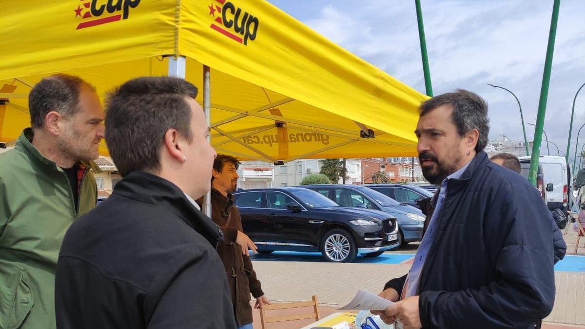 Dani Cornellà, candidat de la CUP, acompanyat de Jaume Mach, regidor a Castelló d’Empúries, ahir.