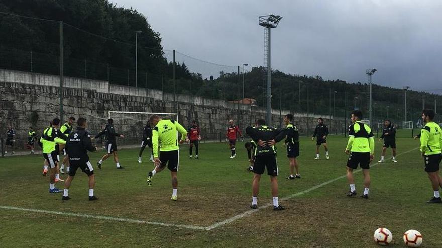 Entrenamiento de la plantilla del Elche en Abegondo