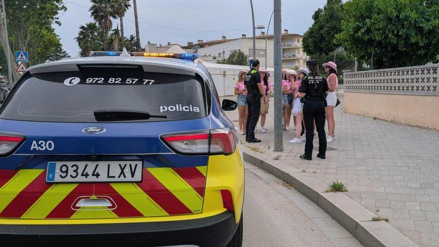Un moment de l'actuació policial amb el grup de comiat de soltera el dissabte a Platja d'Aro.