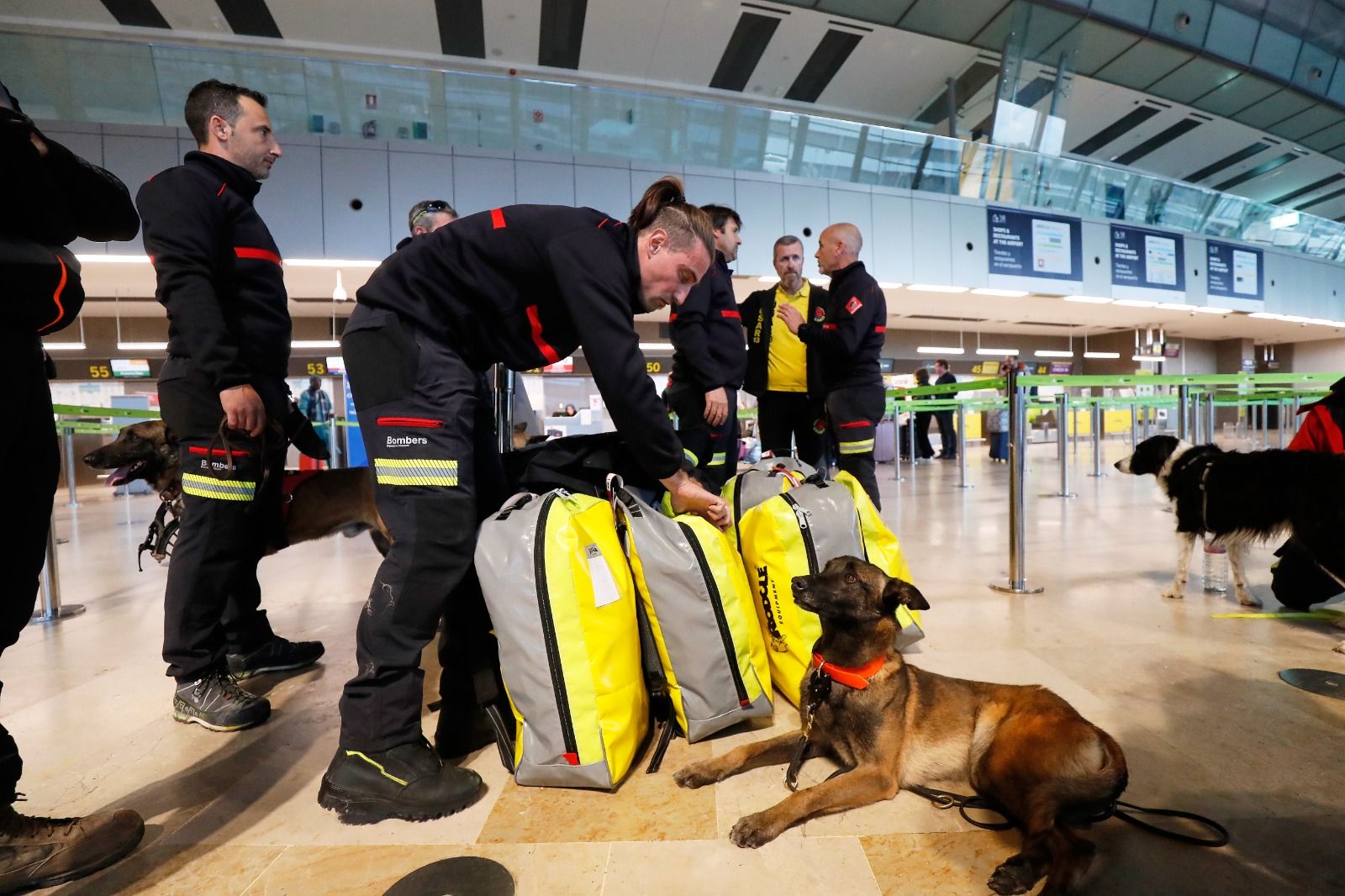 Los bomberos de Alacant partiendo hacia el terremoto de Turquía