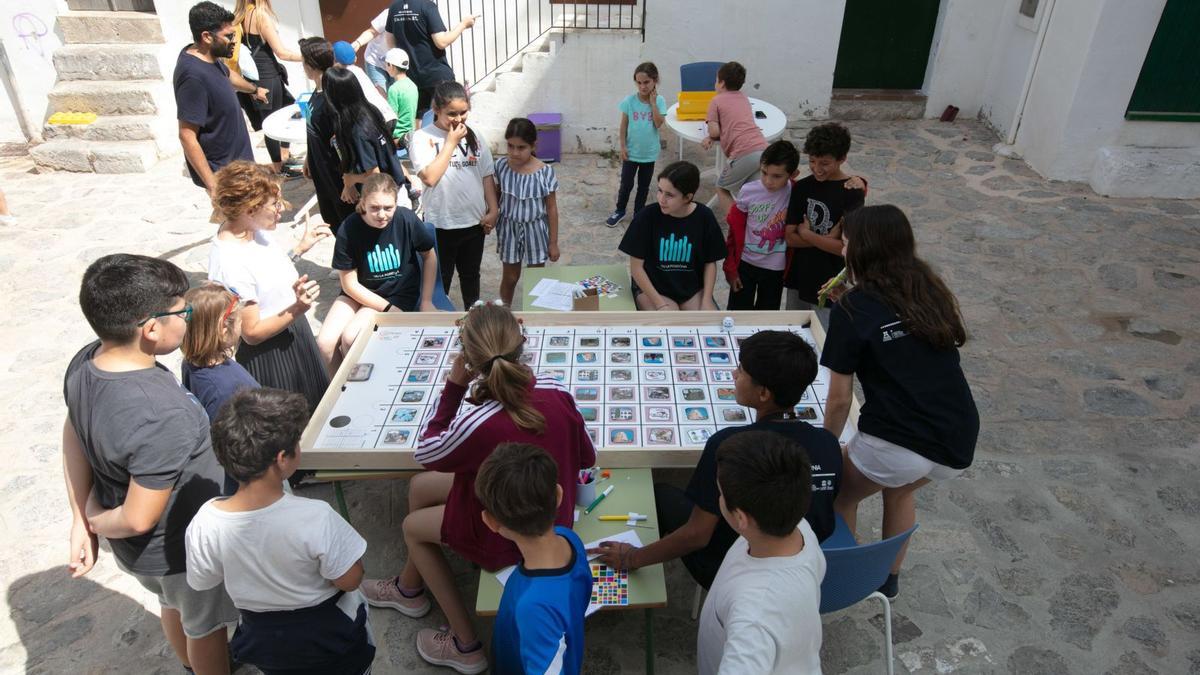 Una de las actividades propuestas en el taller de robótica para escolares organizado por el Ayuntamiento de Ibiza. 
