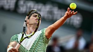 Alcaraz, a punto de efectuar un saque en su partido ante Tsitsipas.