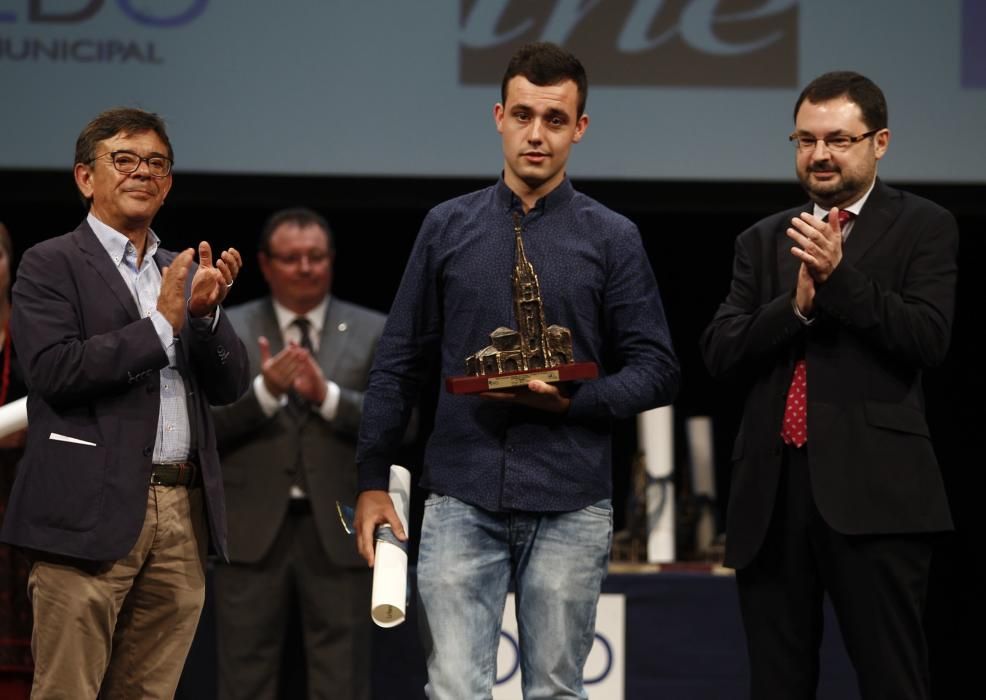 Ceremonia de entrega de los premios del XXIV concurso y muestra del Folclore Ciudad de Oviedo