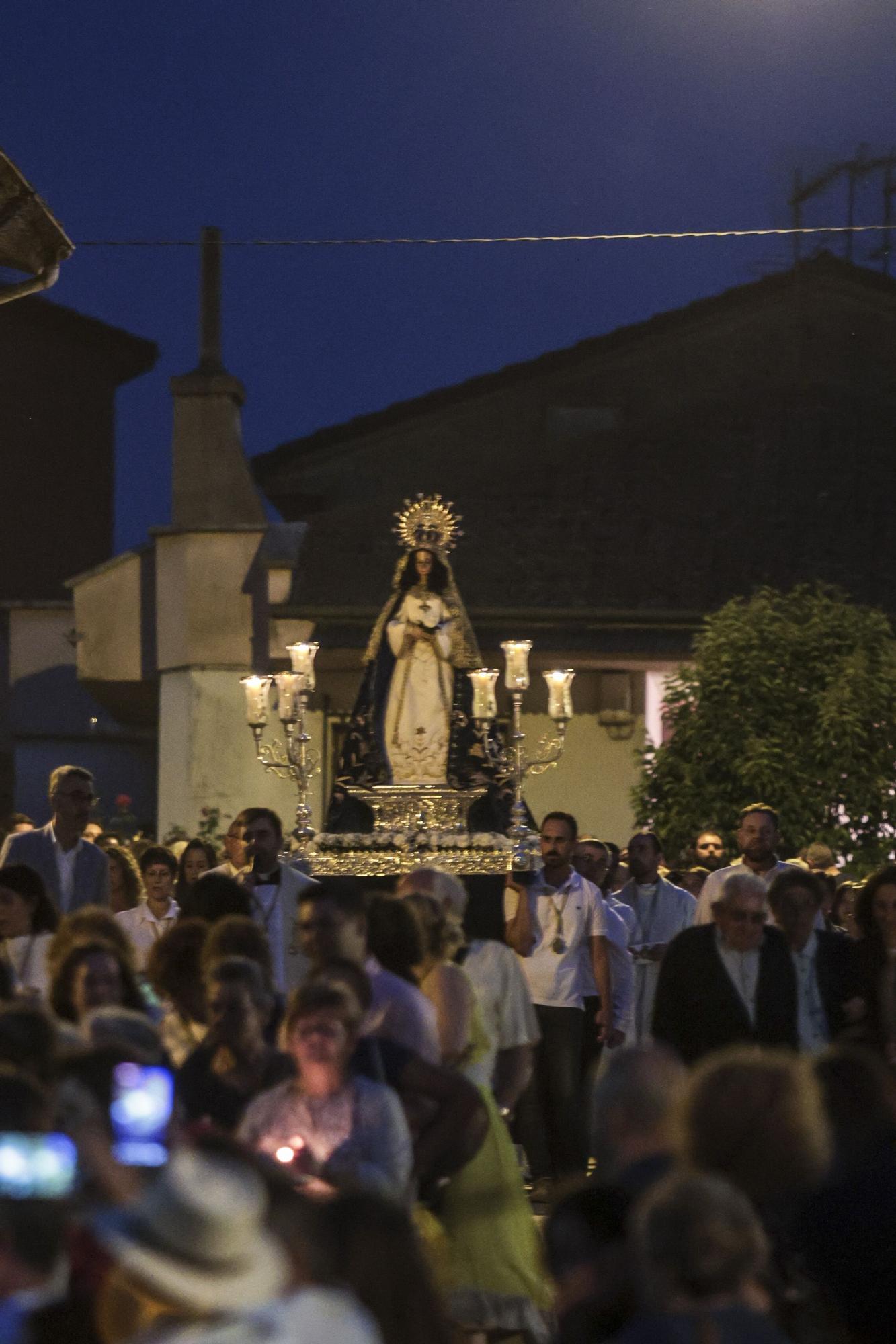 Así fue la procesión de la virgen del Otero que iluminó la noche de Pola de Laviana