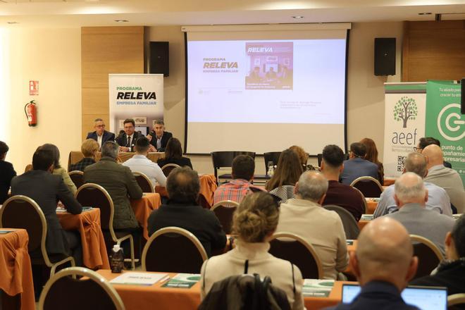 Fotogalería | Empresarios e instituciones se han dado cita este miércoles en Cáceres en torno al relevo generacional