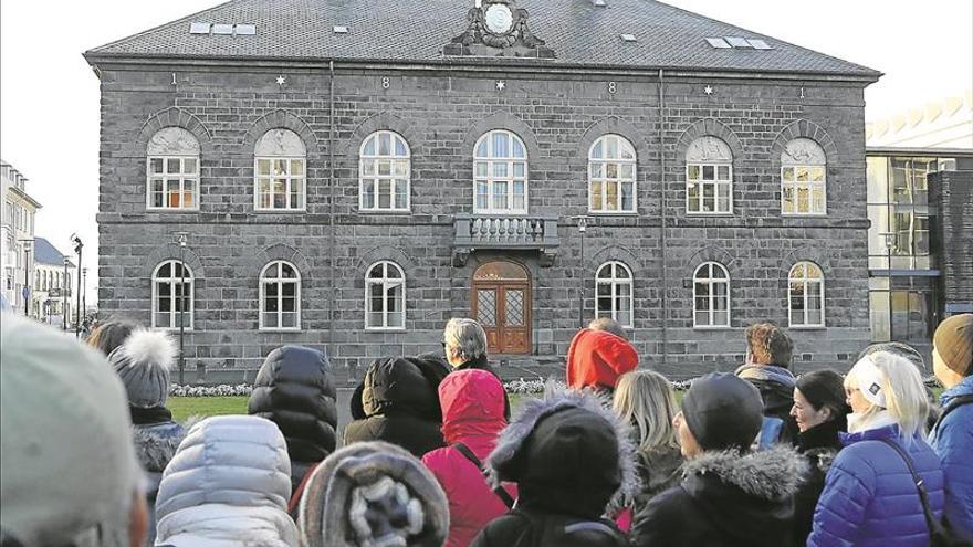 Islandia prohíbe que las mujeres ganen menos que los hombres