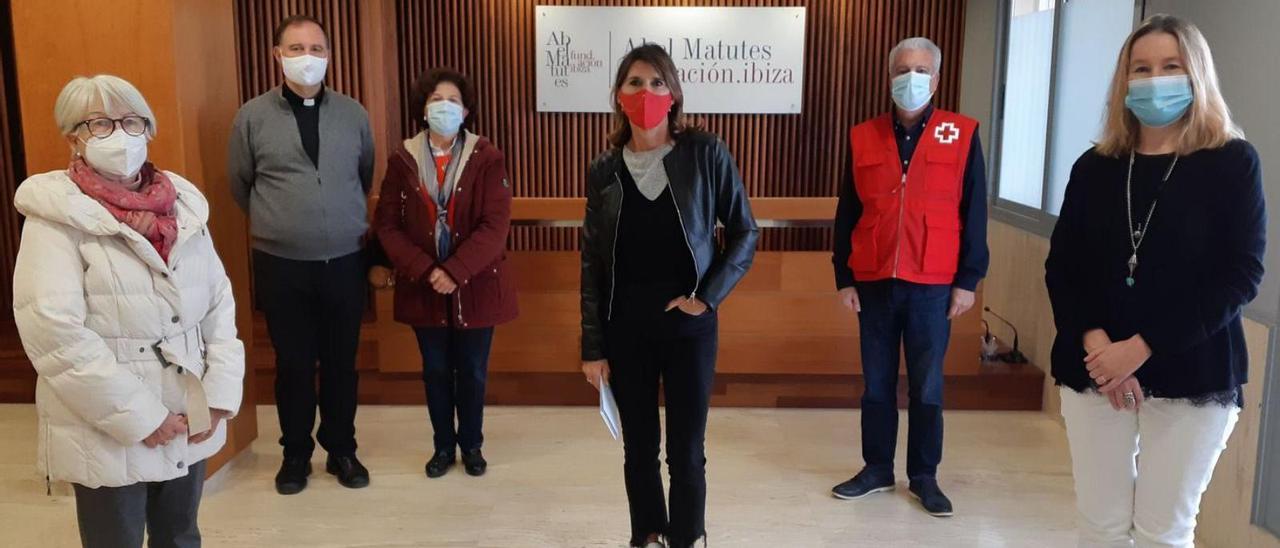 Carmen Matutes, ayer, con los representantes de las cuatro organizaciones. | FAM