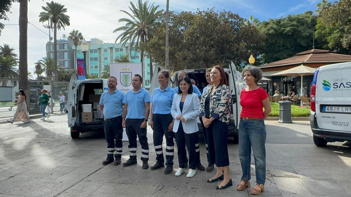 Carolina Darias, Carmen Vargas y trabajadores del servicio.