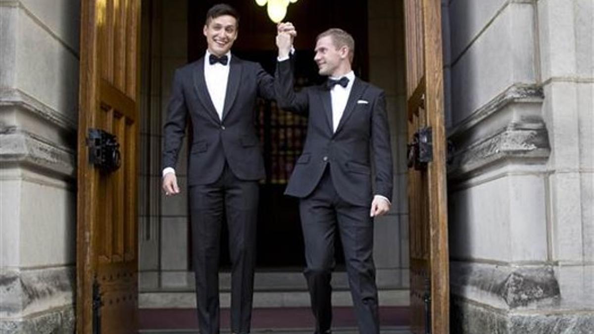 La pareja Larry y Daniel Lennox-Choate, tras su boda en la capilla de la academia militar de West Point, en noviembre de 2013.