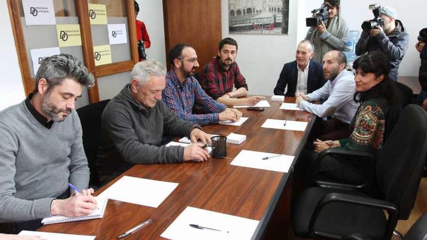 Inicio de la reunión de los tres grupos políticos que convocó DO en el Concello. // Iñaki Osorio