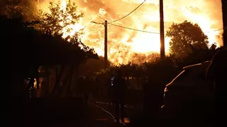 Un incendio en Vilardevós calcina 500 hectáreas y confina a los vecinos