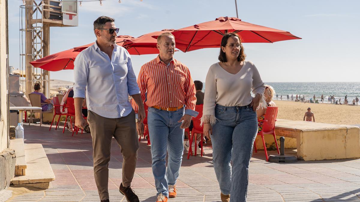 Davinia Ramírez y Alejandro Marichal durante la visita al Centro Comercial Oasis en la Playa de Maspalomas, junto a jefe de servicio de la Unidad de Inspección y Control.