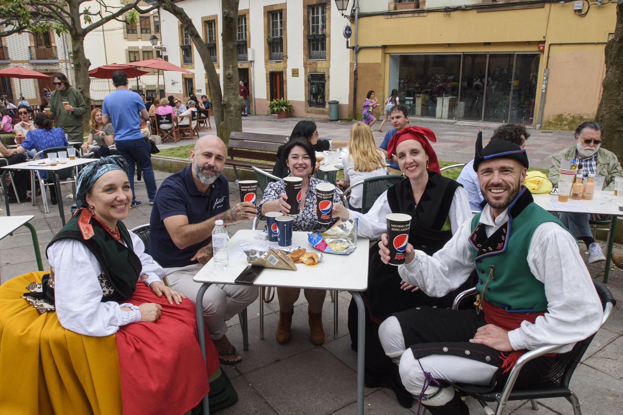 El Antiguo recupera su comida en la calle tres años después