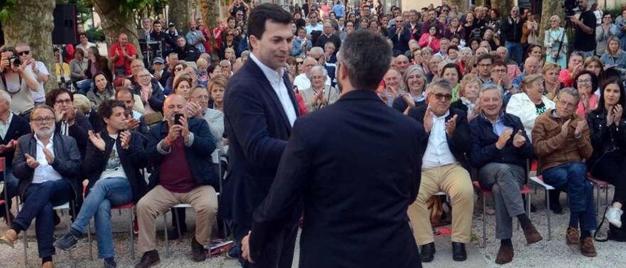 Gonzalo Caballero estrecha la mano a Alberto Varela en un mítin en Vilagarcía este año. // Noé Parga