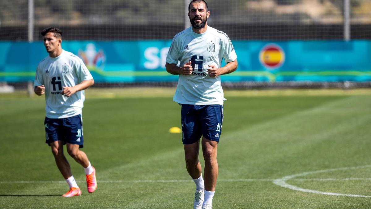 Raúl Albiol y Yeremy Pino durante un entrenamiento con la burbuja paralela de la selección.