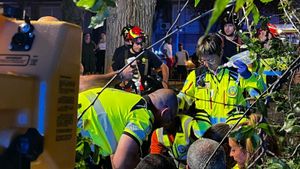 Efectivos de Samur PC atienden a un herido en Madrid