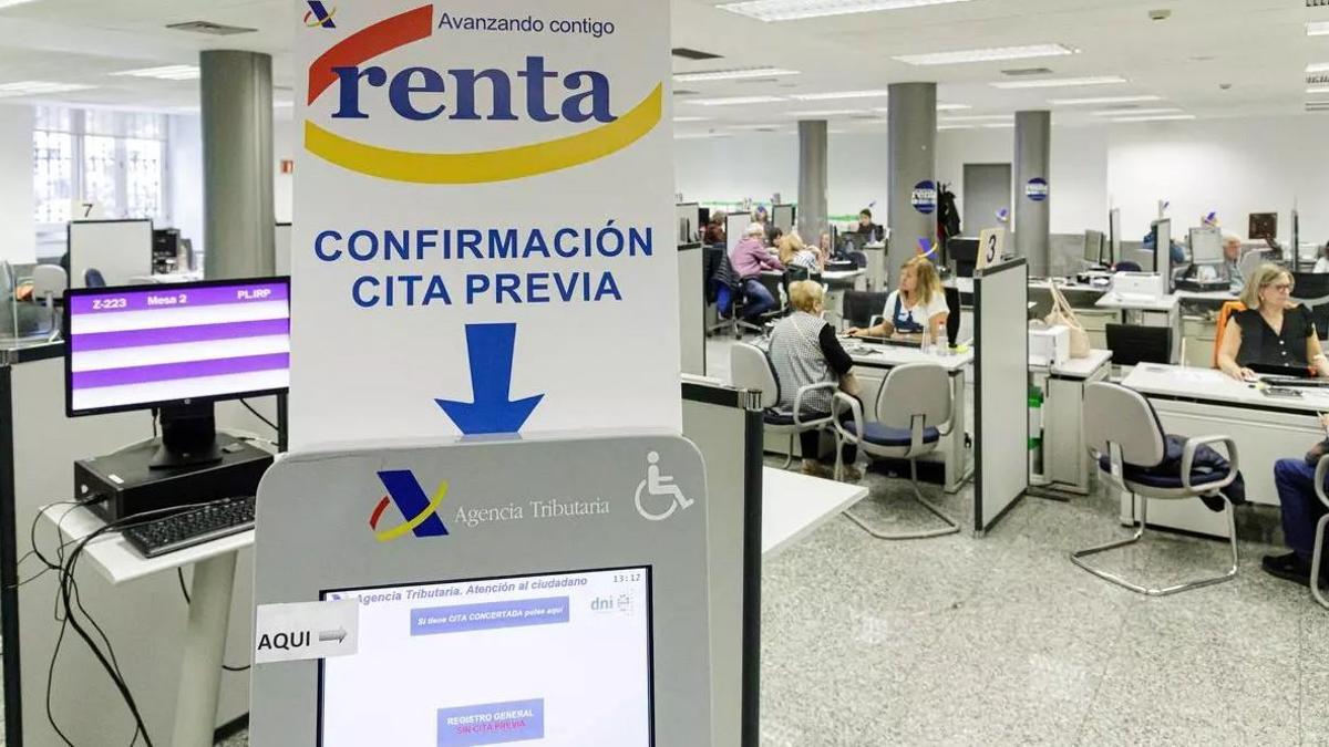 Varias personas son atendidas en la Agencia Tributaria para presentar la declaración de la renta correspondiente al ejercicio de 2022, en la Administración de Hacienda de Montalbán, a 1 de junio de 2023, en Madrid (España).