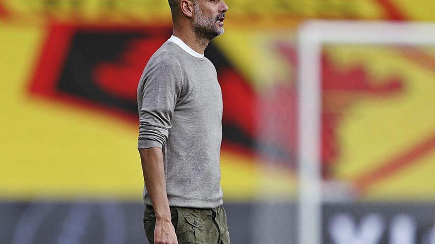 Guardiola, dirigiendo al City en el campo del Watford.